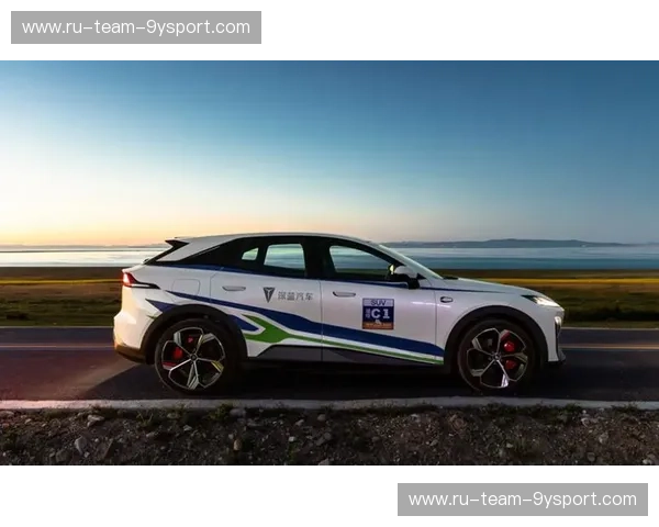 跨越维度的博弈：深蓝vs全行业，谁才是智能电动的“破壁者”？